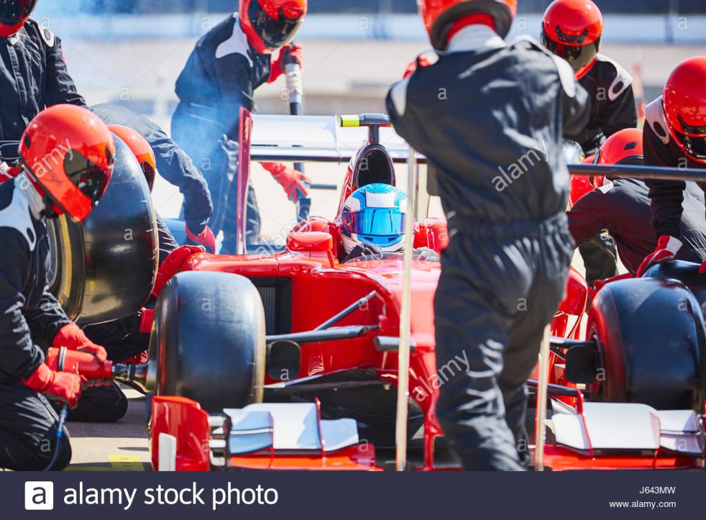 pit-crew-working-on-formula-one-race-car-in-pit-lane-J643MW – E-Squared ...